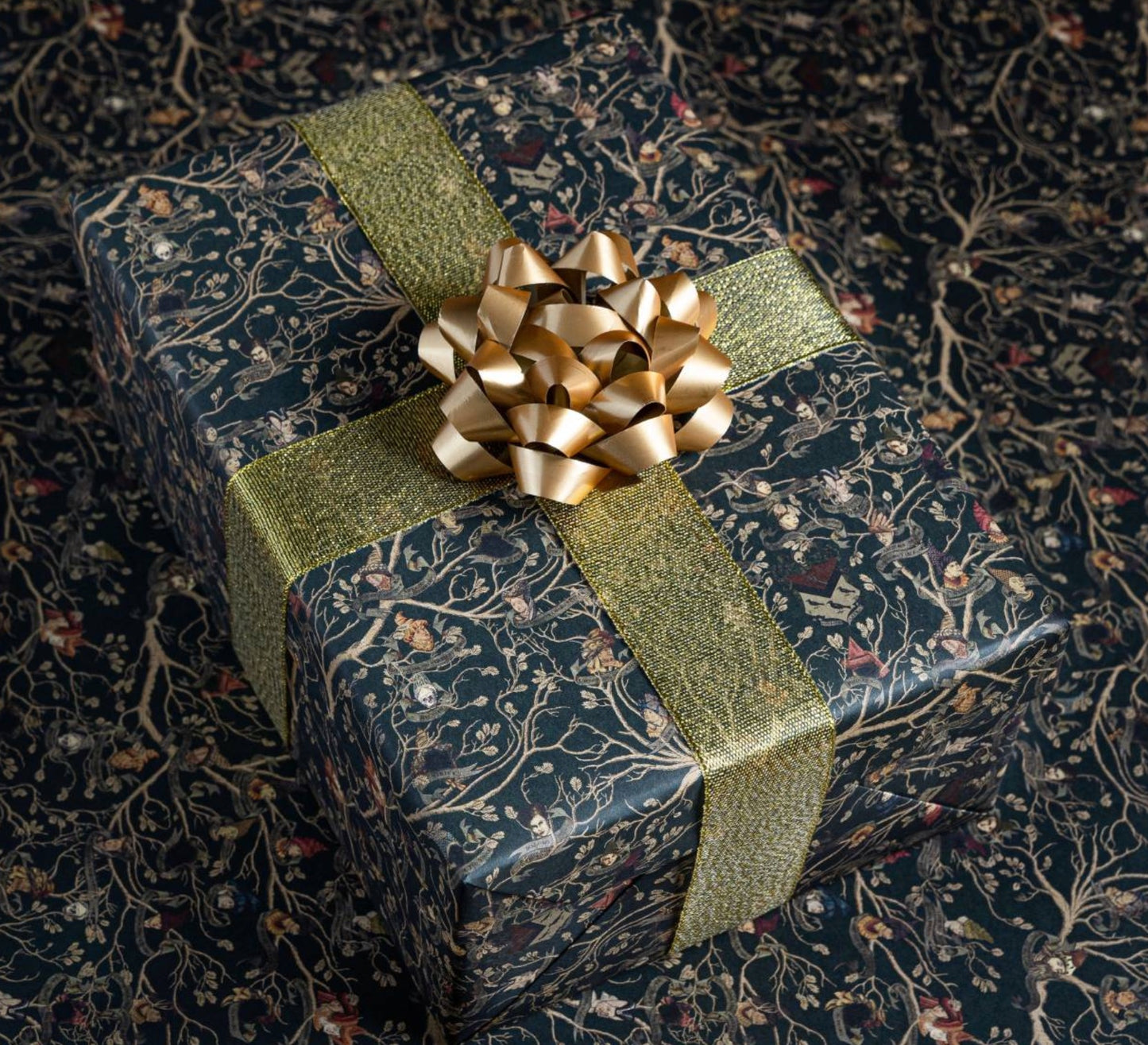 HOUSE-OF-MINALIMA-HARRY-POTTER-GIFT-WRAPPING-PAPER-BLACK-FAMILY-TAPESTRY